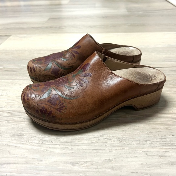 Dansko Clogs Mules Brenda Tan Leather Floral Laser Etched Boho Comfort Sz 38/7.5 - Picture 3 of 14